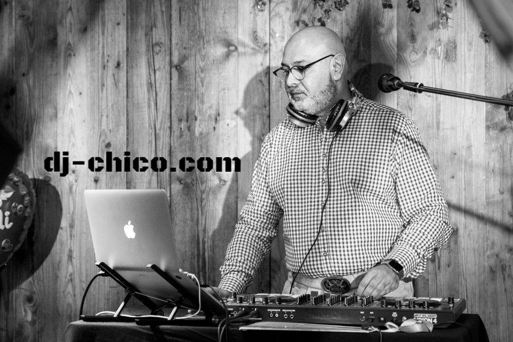 Chico mit Kopfhörern und Mikrofon an seinem DJ-Pult auf dem Augsburger Plärrer