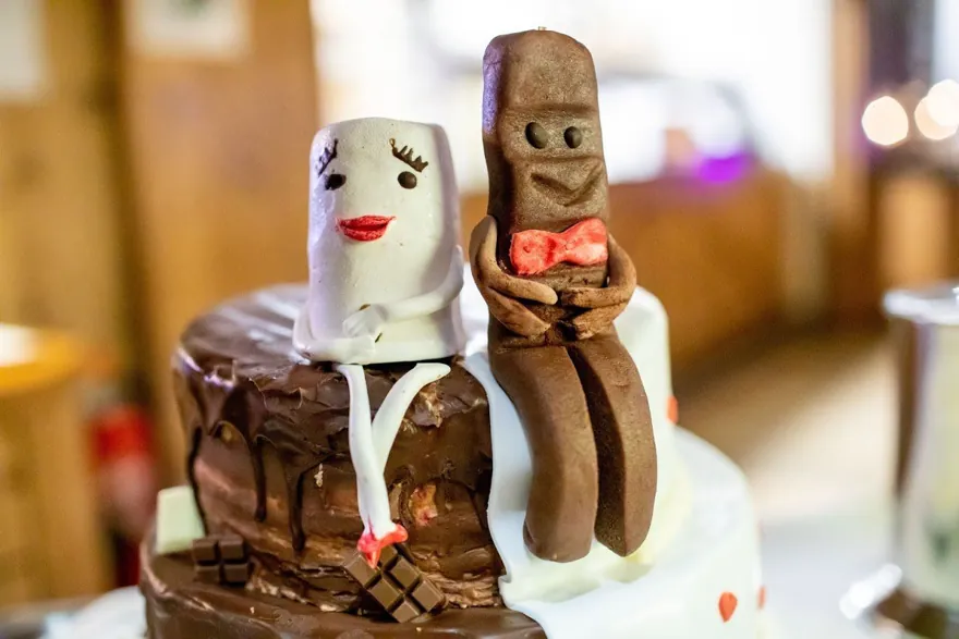 Hochzeitstorte mit zwei liebevoll dekorierten Figuren